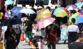厦门雨水暂停气温升至32℃以上 市民们外出需做好防暑降温
