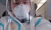 张伟丽平安归国 防护服上写着感谢工作人员