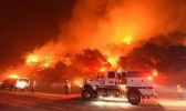 美国南加州圣塔芭芭拉爆发山火 当局投入消防车和直升机灭火