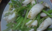 芹菜炒墨鱼的做法