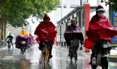 北京多地发布雷电蓝色预警 市民们出行需携带雨具