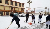 甘肃碌曲迎降雪 全民清扫保障安全出行