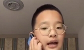 小朋友模仿老师接电话是什么情况 小朋友模仿老师接电话有多像