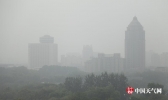 北京空气质量达重度污染 建筑物笼罩在雾中