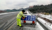 湖南高速“地穿甲”交警现场除冰 未来低温雨雪不断