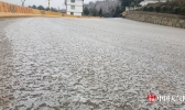 贵州道真高海拔地区道路结冰 交警撒盐除冰忙