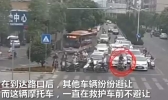 男子骑摩托故意阻挡救护车具体怎么回事？男子骑摩托故意阻挡救护车怎么处理？