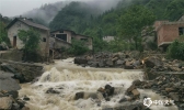 云南绥江盐津遭遇强降水 山洪冲毁房屋山体滑坡石块滚落