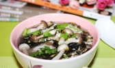 蟹味菇紫菜肉片汤的做法