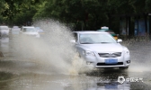 宁夏银川遭遇雷雨天气 车辆行人雨中出行
