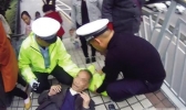 重庆老人雨天摔倒 民警脱衣为其当枕头