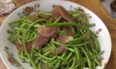 藜蒿炒香肠的做法