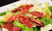 腊肠怎么做好吃 荷兰豆炒腊肠的做法