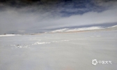 青海曲麻莱县突降大雪 积雪10厘米交通畜牧受影响