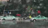青海西宁暴雨多路段严重内涝 局地最大降水量达71.1毫米