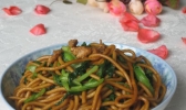 鸡毛菜肉丝炒面条的做法