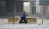 雷阵雨频繁北京气温仅26℃ 市民们外出记得携带雨具