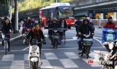 寒潮“速冻”我国 看各地民众“花样”御寒