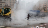 吉林柴草市供热管道爆裂 工作人员冒雨抢修
