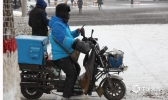 太原迎大范围降雪 照片记录市民雪中百态