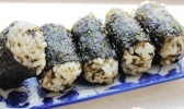 榄菜肉松饭团的做法