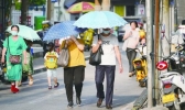 湖南持续35℃高温伴有雷阵雨 市民外出许备好雨具