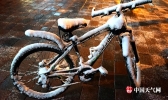 辽宁朝阳四月漫天飞雪 雪势猛烈1小时达中雪量级
