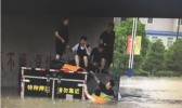 河北运钞车遭遇严重积水 水位深度达1.2米