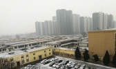 河北保定迎来春节长假后首场雪