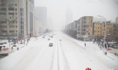 湖北襄阳再度遭遇大暴雪 街面冷清