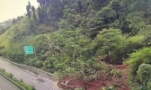 暴雨致綦万高速发生山体滑坡 目前相关路段双向交通管制